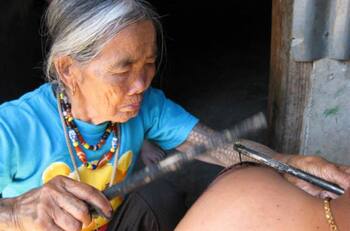 VIDEO | Tiene 106 años: Así trabaja la tatuadora más longeva del mundo