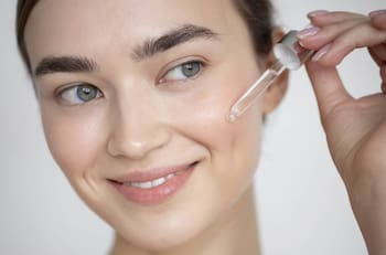 Prepara el sérum casero que te ayudará a lucir 20 años más joven