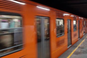 ¡Otra vez! Reportan estación del Metro sin luz y otra con fuerte presencia de humo