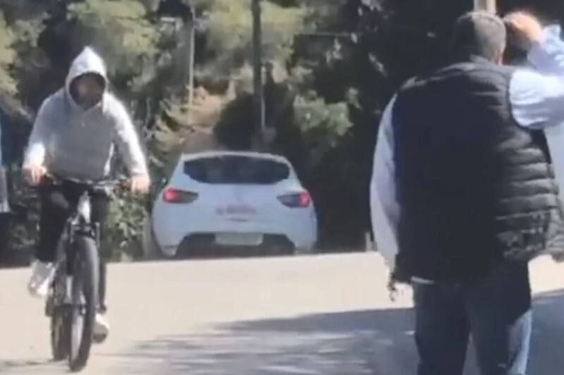 Lionel Messi fue captado dando un paseo en bici por las calles de Barcelona. (Captura de video)