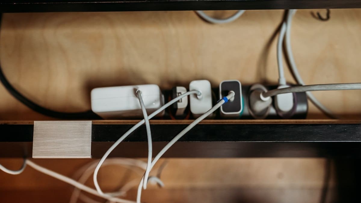 Por esta razón nunca debes dejar el cargador de tu teléfono conectado si no lo estás usando