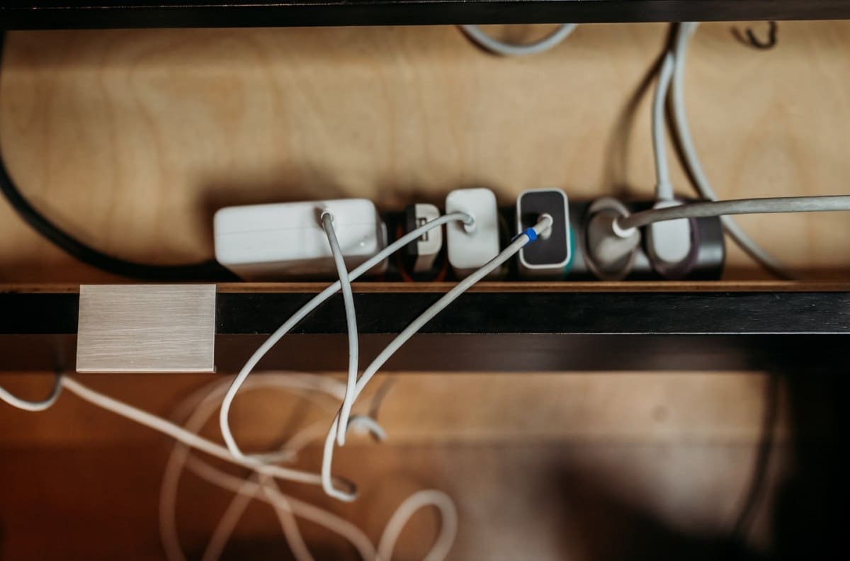 Por esta razón nunca debes dejar el cargador de tu teléfono conectado si no lo estás usando