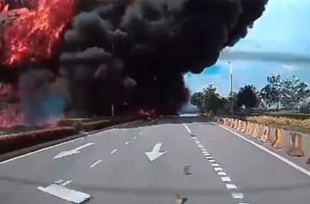 VIDEO | Avioneta se estrelló en una autopista de Malasia: hay al menos 10 muertos
