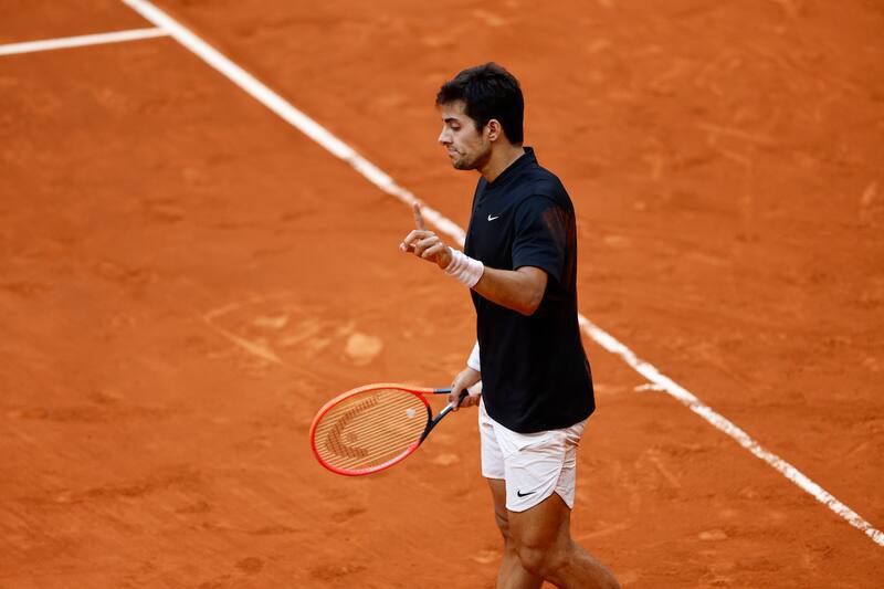 El tenista chileno Cristian Garin devuelve contra el estadounidense Taylor Fritz durante el partido de ronda de 32 del Mutua Madrid Open. (Foto: EFE)