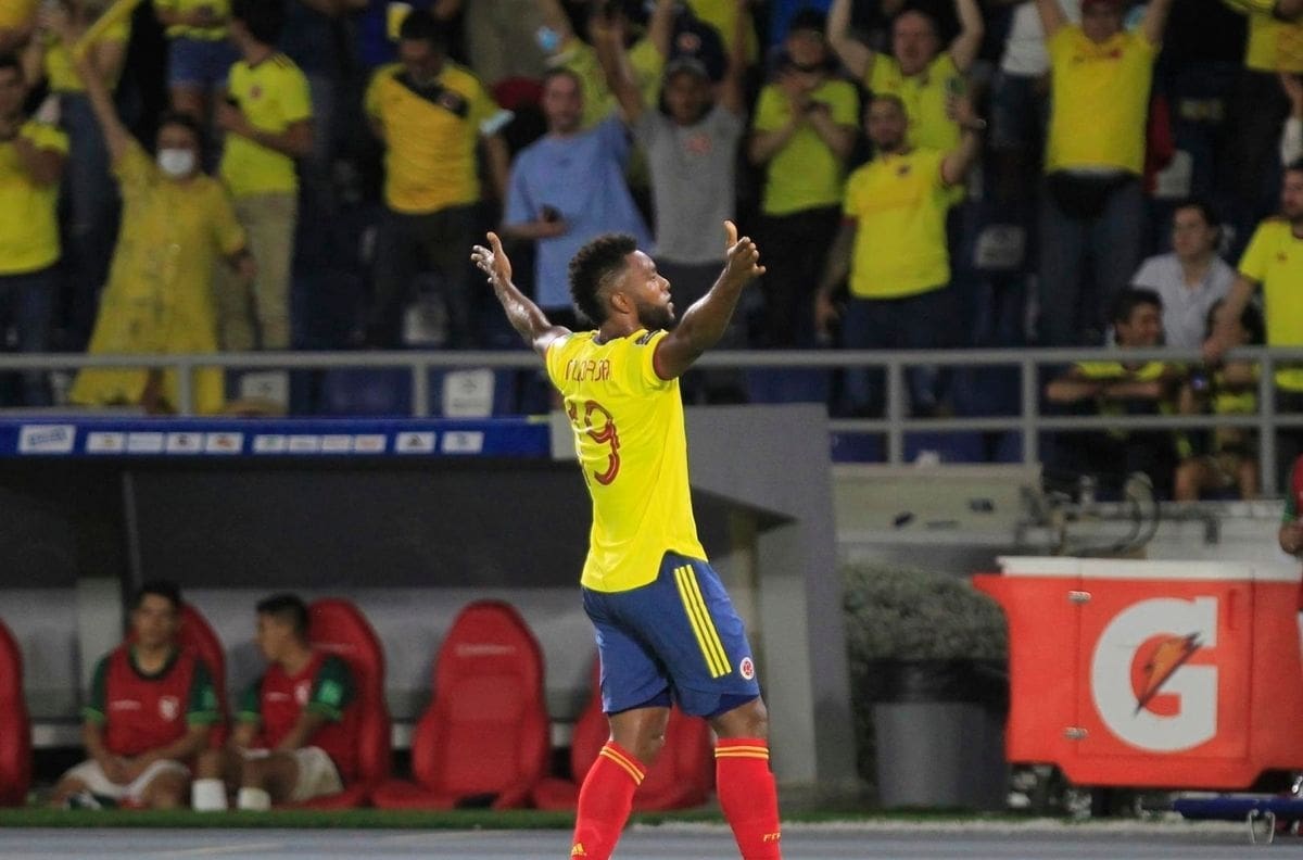 Colombia golea 3-0 a Bolivia y se aferra al repechaje rumbo a Qatar 2022