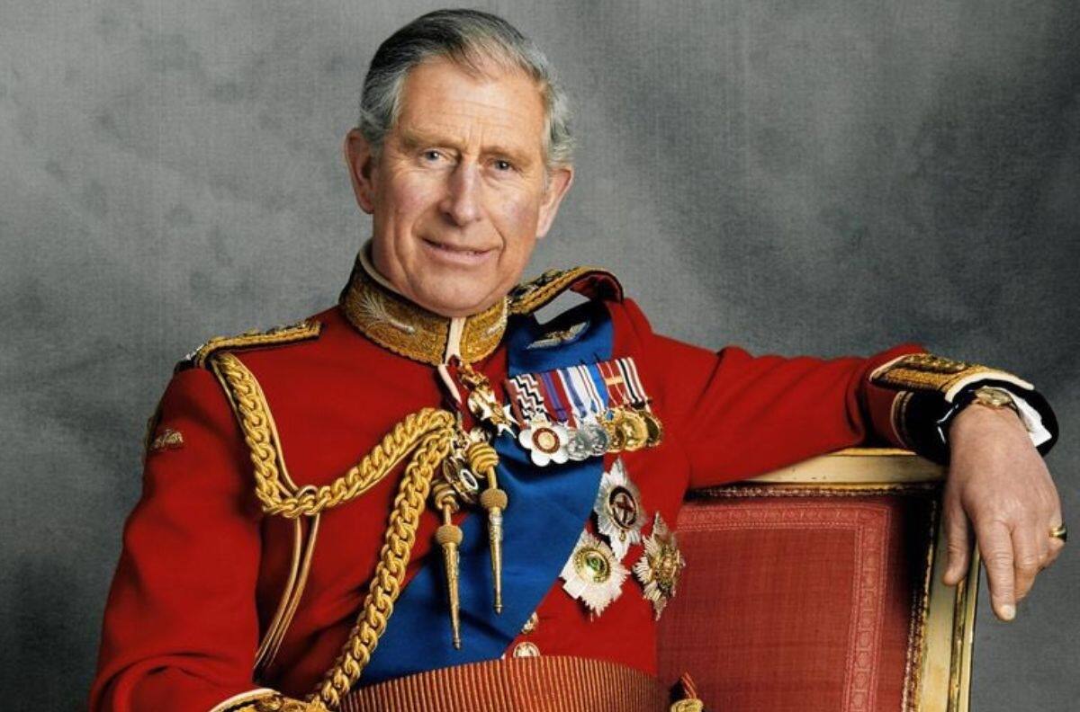 ¿Cuántos años tiene el Rey Carlos III, sucesor de la Reina Isabel II?