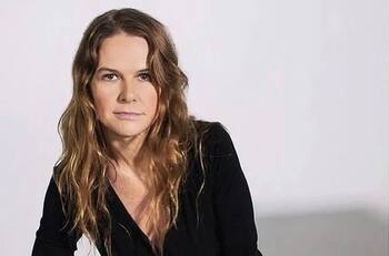 Nailea Norvind vende en un tianguis para sobrevivir y se enorgullece de su nuevo trabajo