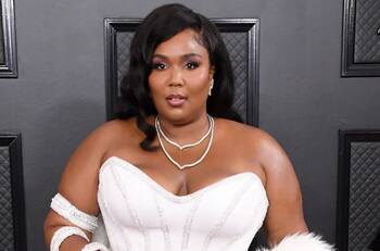 Lizzo se desnuda en Instagram en favor de la belleza real