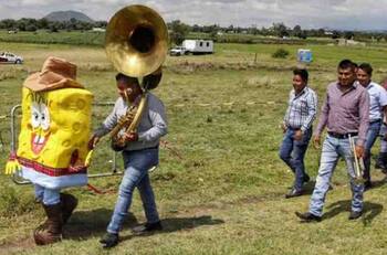 Graban video musical con Bob Esponja en el socavón de Puebla: ya es lugar turístico