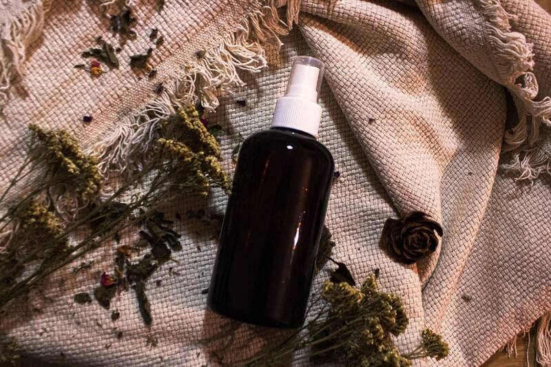 Recupera su color oscuro con clavos de olor, romero y sábila.