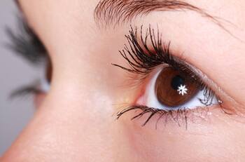 Belleza: Riza tus pestañas de forma sencilla y única para lucir una mirada hermosa