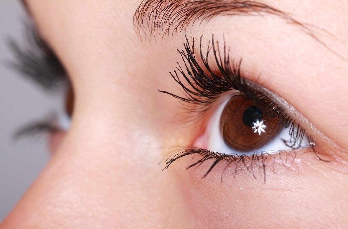 Belleza: Riza tus pestañas de forma sencilla y única para lucir una mirada hermosa