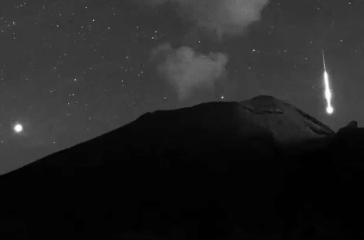 Video: Se observa estrella fugaz a lado del Popocatépetl ¡Increíble!