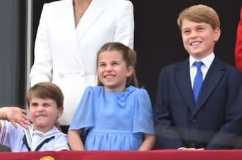 George, Charlotte y Louis posan sonrientes junto al príncipe William para celebrar el Día del Padre
