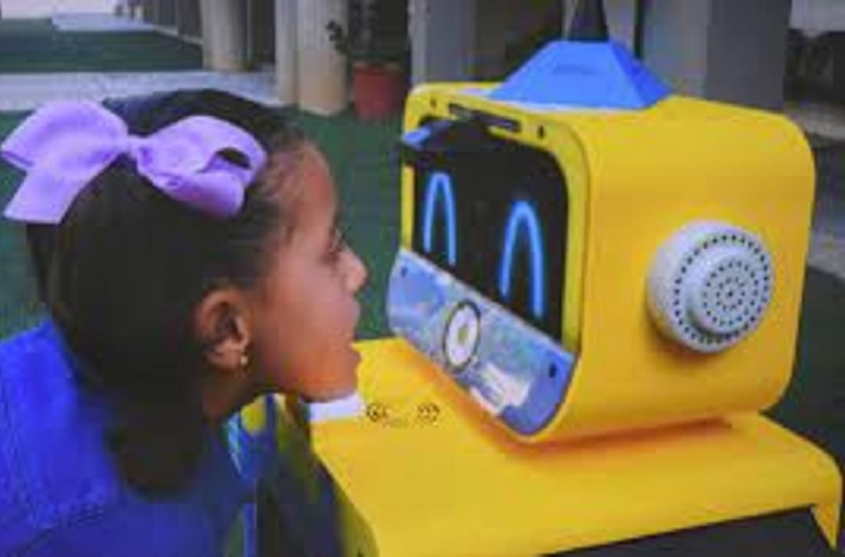 Un robot cuida a alumnos del estado mexicano de Querétaro en regreso a clases