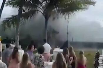 VIDEO | Ola arruina boda en Hawái