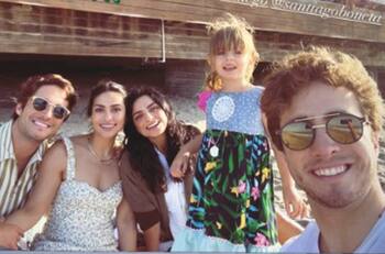 Aislinn Derbez de paseo en la playa con su hija, Diego Boneta y Renata Notni