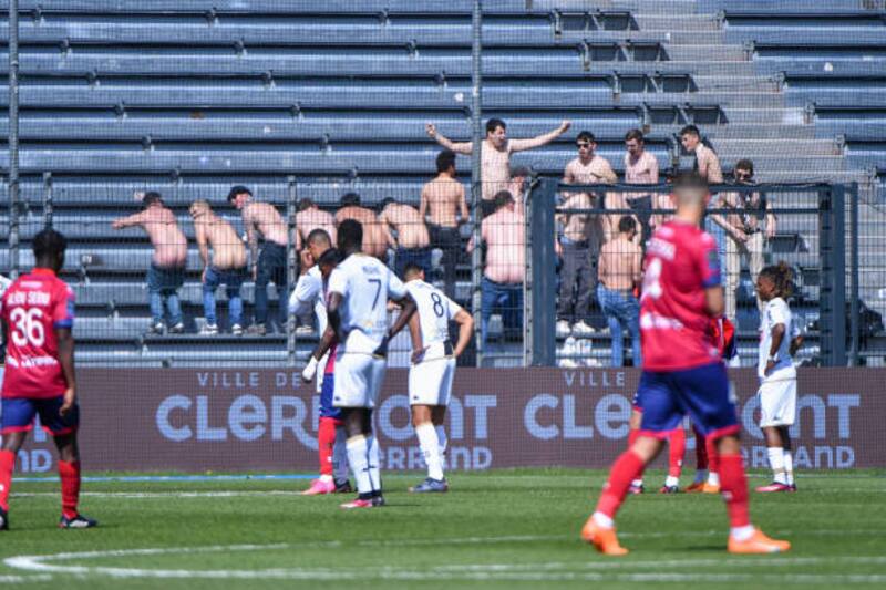 El Clermont tuvo un penal a favor y los hinchas del Angers se bajaron los pantalones para distraer al pateador