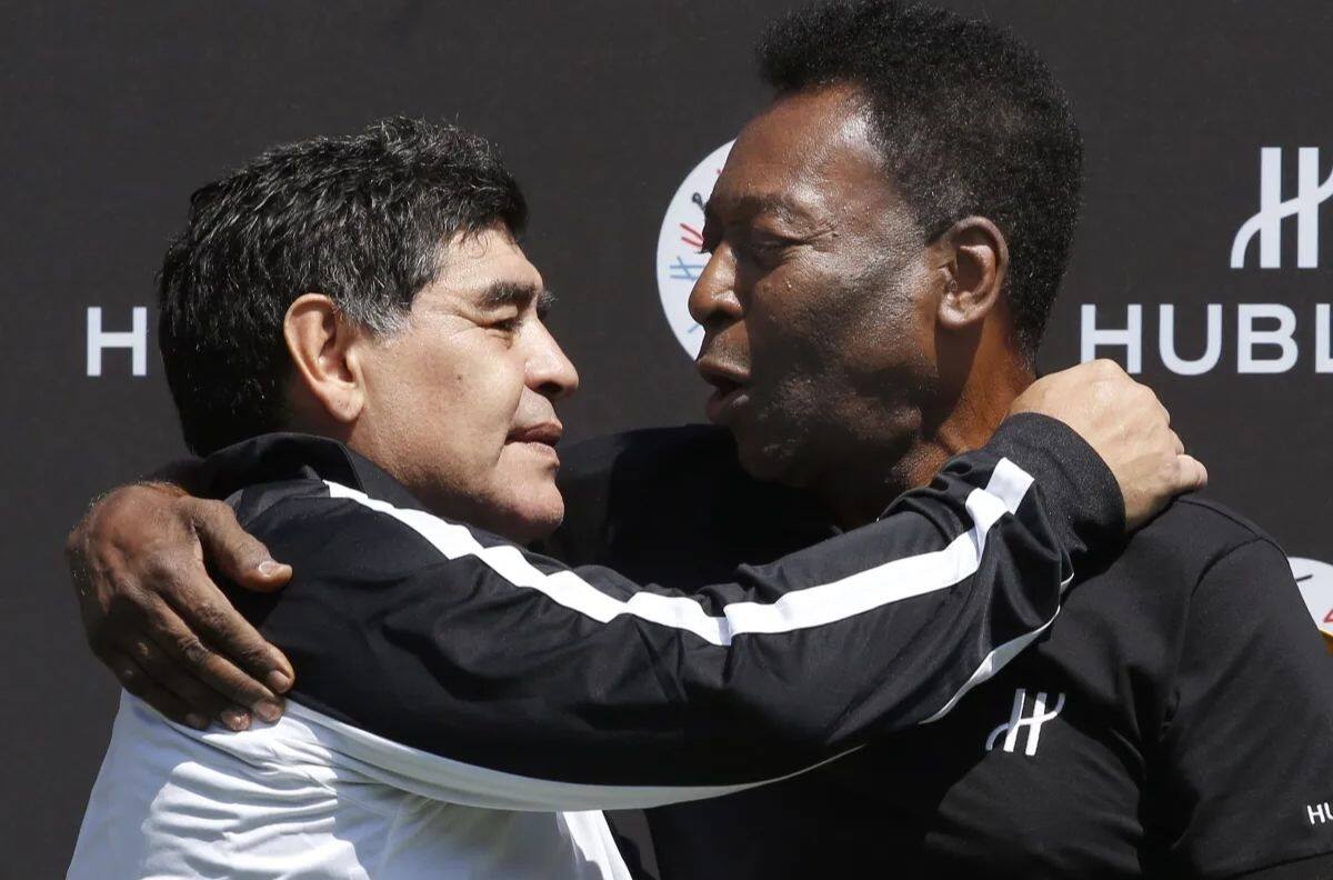 VIDEO | ¡De leyenda a leyenda! La vez que Maradona y Pelé jugaron juntos a dominadas con la cabeza