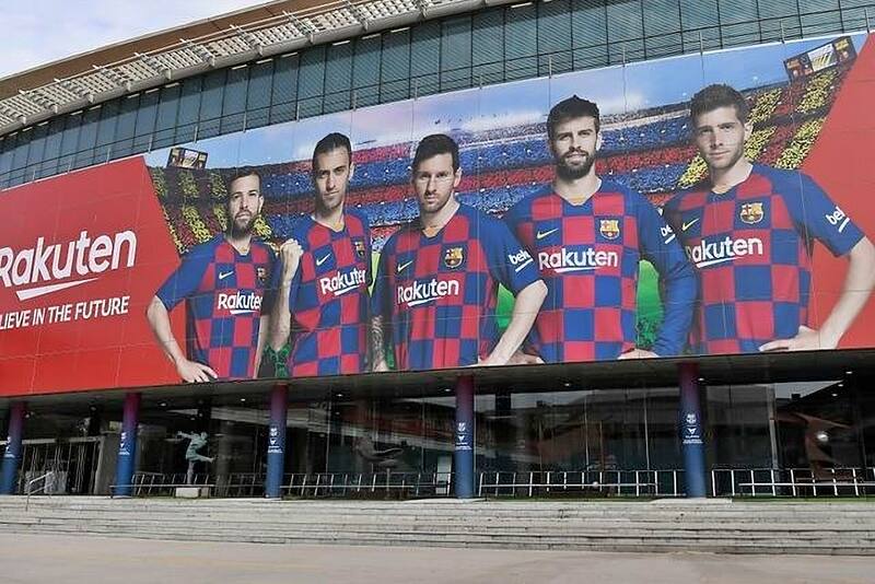 Messi, Busquets y Jordi Alba decoraban la fachada del estadio Nou Camp en 2019. Hoy son un lindo recuerdo.