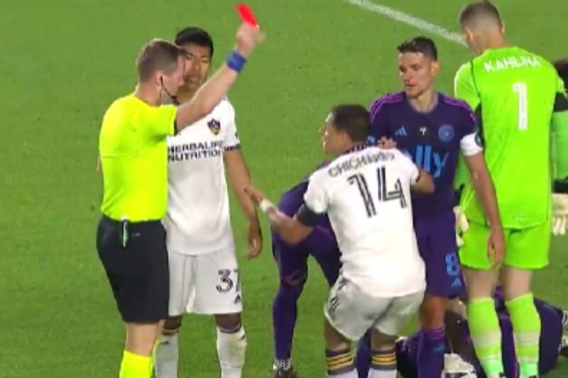 Chicharito Hernández se fue expulsado a los 85 minutos de partido