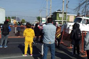 (VIDEO) Bloqueo de avenida en segundo día de vacunación contra Covid-19 en Ecatepec