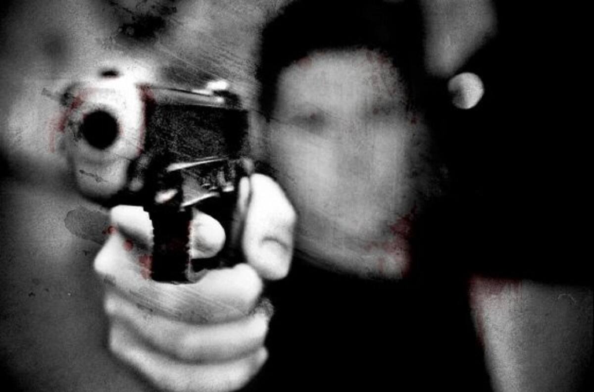 ¡Pura suerte! Alumno apunta hacia la cabeza del profesor, pero el arma se traba