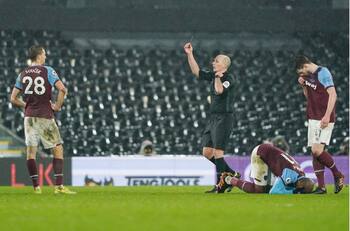 Árbitro de Premier League denunció amenazas de muerte tras polémicas expulsiones