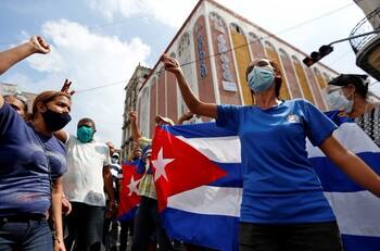 Miles de personas acuden a acto pro-Revolución en presencia de Raúl Castro