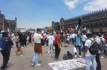 VIDEO | Encapuchados intentan atacar Palacio Nacional