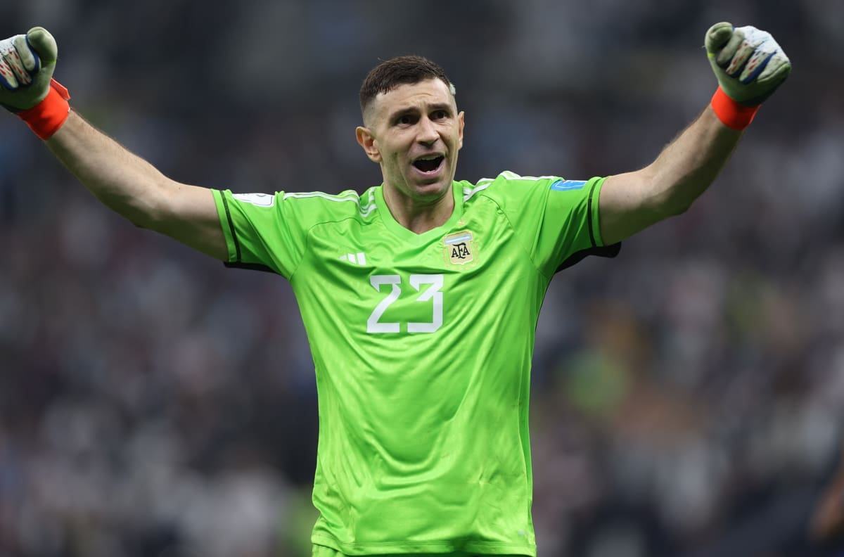 ‘Dibu’ Martínez tendría su futuro lejos de la Premier League ante el interés del Bayern Munich