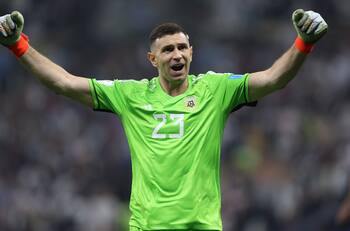 ‘Dibu’ Martínez tendría su futuro lejos de la Premier League ante el interés del Bayern Munich