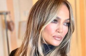 JLo luce radiante sin maquillaje y lo comparte en redes sociales