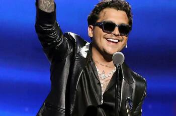 Christian Nodal parece que ya se borró el tatuaje de los ojos de Belinda