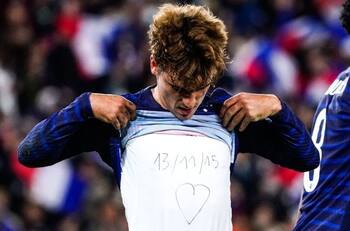 Antoine Griezmann conmemora a víctimas de los atentados en París de 2015