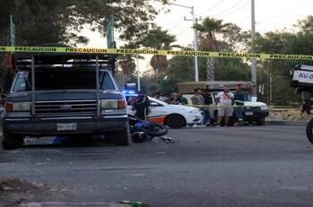 ¡Llevaba el casco en el brazo! Motociclista muere al estamparse contra camioneta estacionada