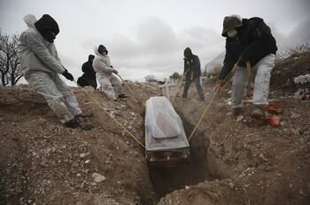 Suman 877 nuevas muertes por Covid-9 en un día, la cifra más alta durante la tercera ola