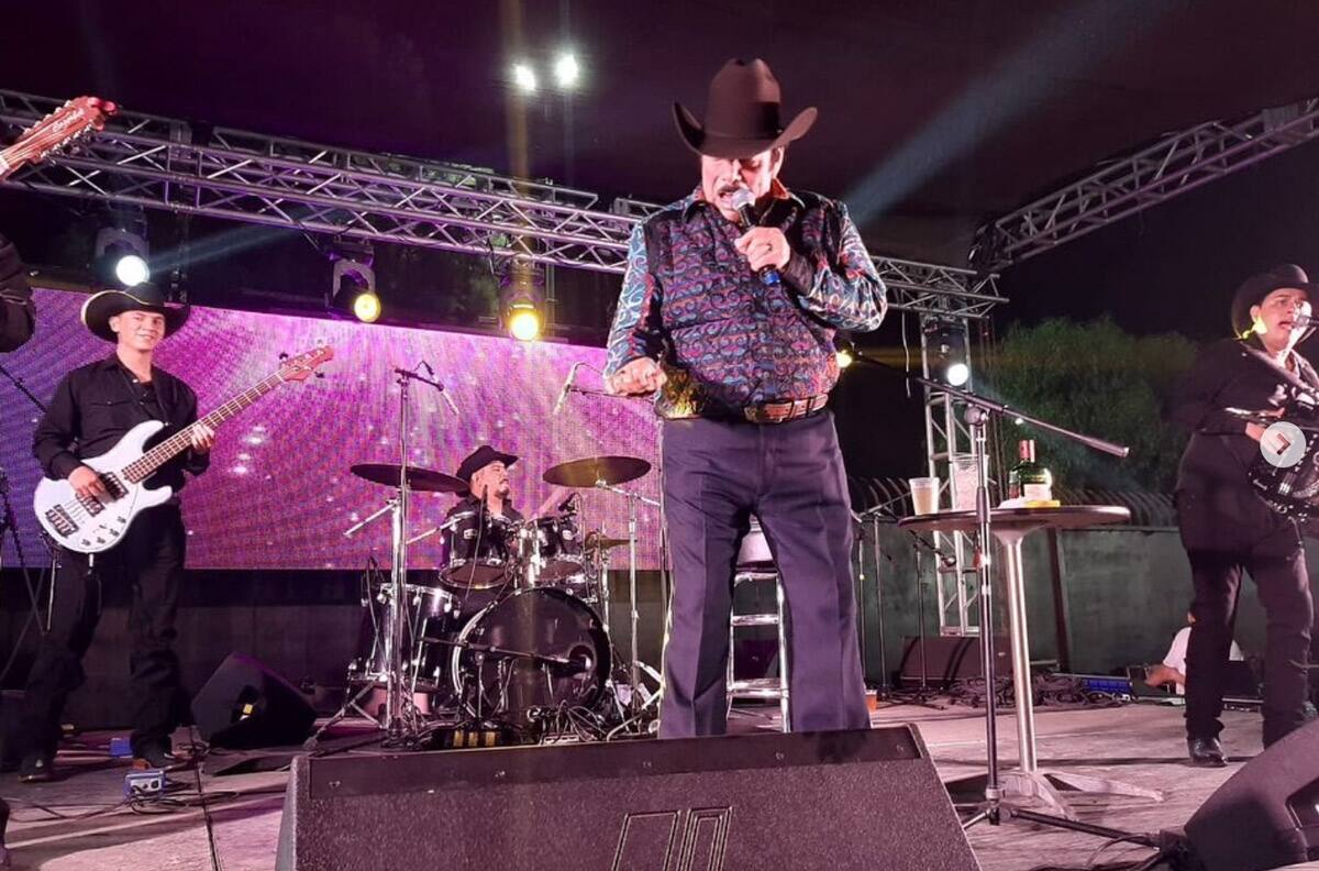 Lalo Mora en la polémica por bailar sensual con una fan en el escenario