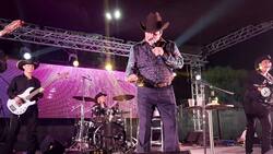 Lalo Mora en la polémica por bailar sensual con una fan en el escenario