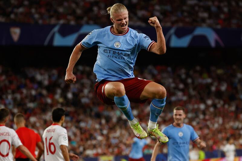 El delantero noruego del Manchester City Erling Haaland celebra un gol en el estadio Sánchez-Pizjuán, en Sevilla en una foto de archivo de Julio Muñoz. EFE