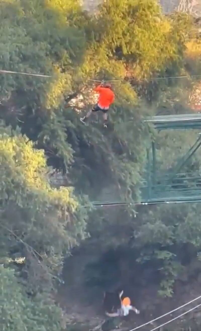 Un menor de edad cayó de una tirolesa a un lago artificial.