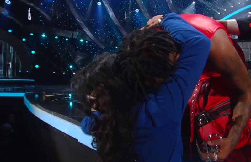 El cantante se abrazó con su madre / TVN