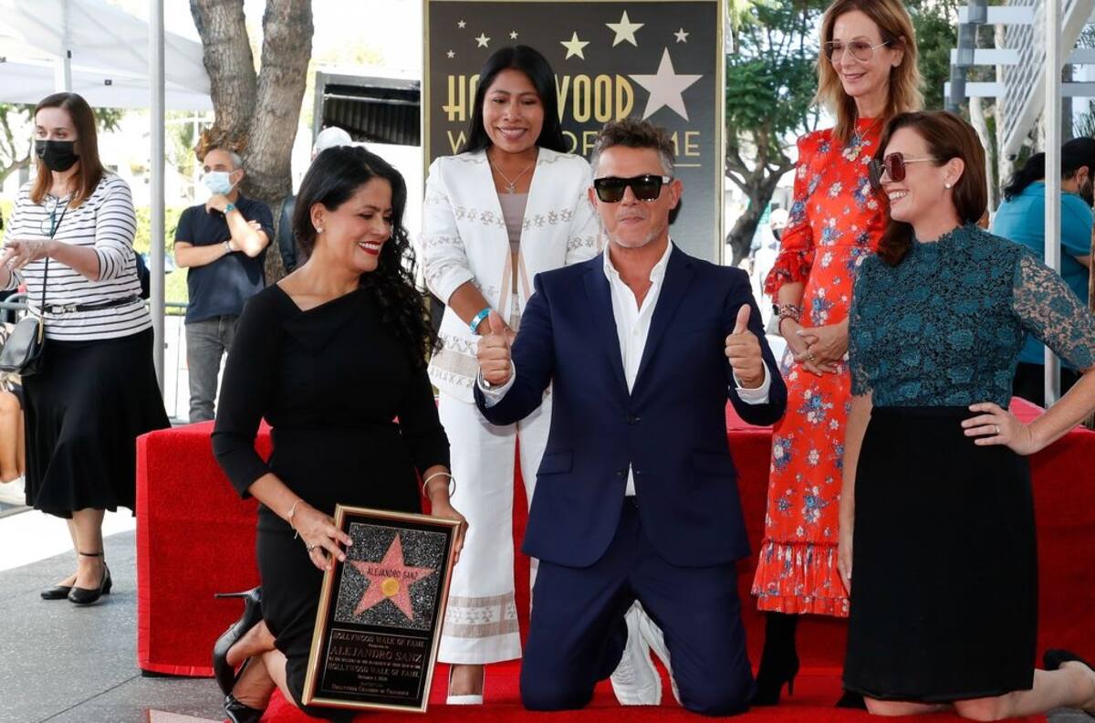 Alejandro Sanz devela estrella en Hollywood de la mano de Yalitza Aparicio