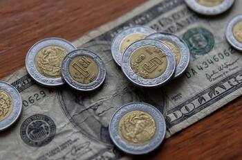 El peso mexicano se aprecia 2,11 % y baja de la barrera de los 21 por dólar