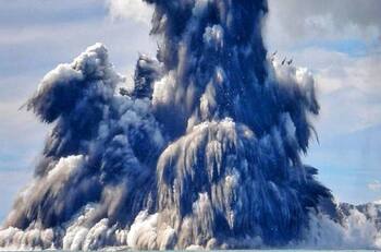 VIDEO: Alertas por Tsunami en ocho países tras impactante explosión de volcán submarino