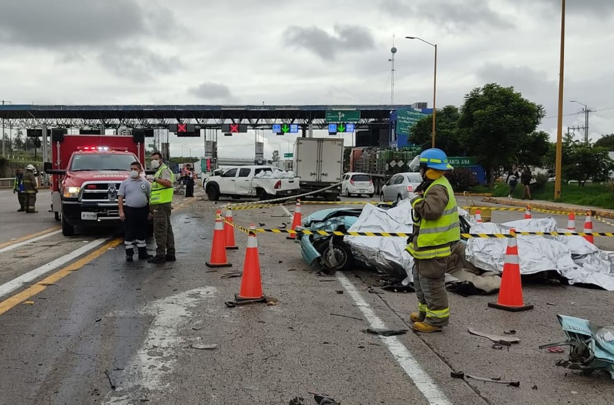 Video: Fatal accidente de tráiler deja cuatro muertos en caseta de Jalisco