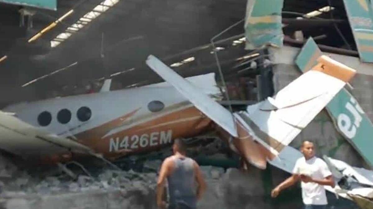 VIDEO: Se estrella avioneta en una Bodega Aurrera en Morelos; se reportan muertos