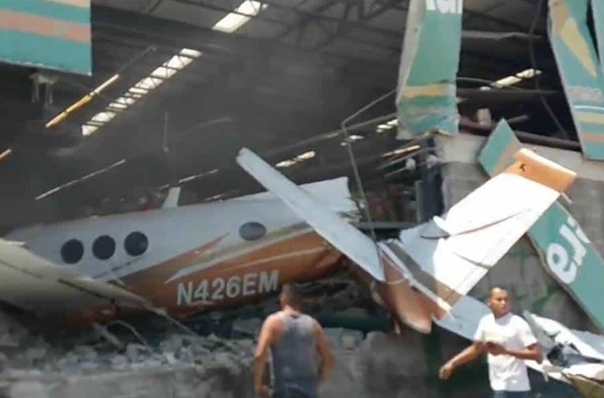 VIDEO: Se estrella avioneta en una Bodega Aurrera en Morelos; se reportan muertos