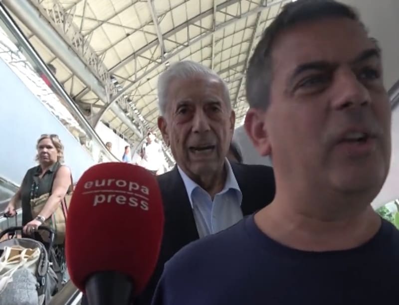 El escritor fue captado a su regreso de un viaje familiar