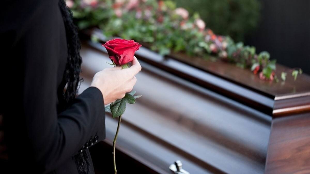 ¡Todo un patán! Hombre sale con mujer que conoció en Tinder y la lleva a un funeral
